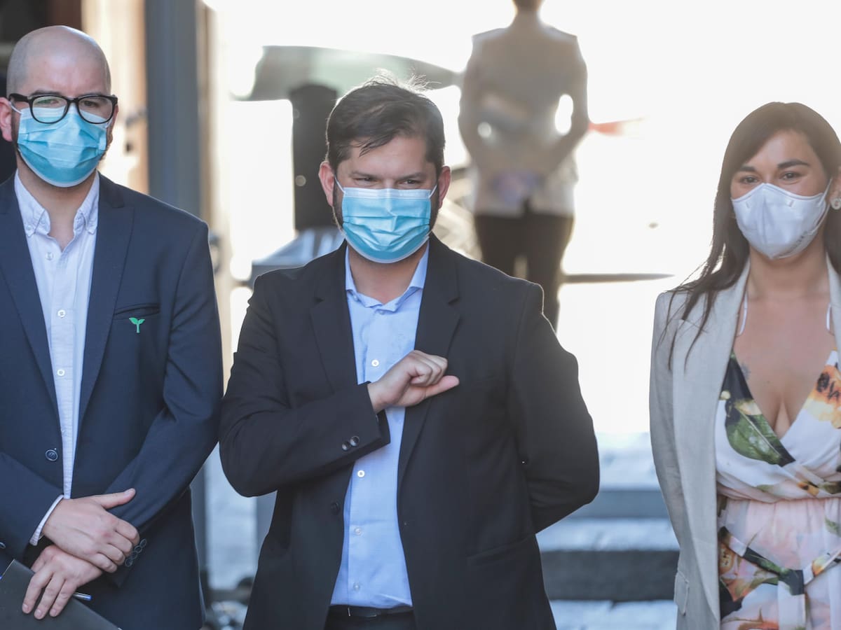 Funcionarios públicos recibieron al Presidente electo Gabriel Boric con cartel alusivo a su campaña