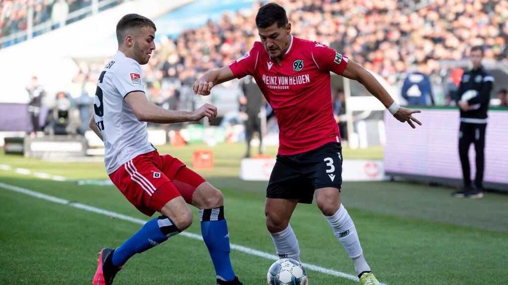HANOVER, GERMANY - FEBRUARY 15: (BILD ZEITUNG OUT) Jordan Beyer of Hamburger SV and Miiko Albornoz of Hannover 96 battle for the ball during the Second Bundesliga match between Hannover 96 and Hamburger SV at HDI-Arena on February 15, 2020 in Hanover, Germany. (Photo by DeFodi Images via Getty Images)