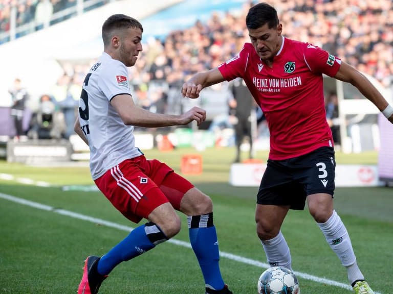 HANOVER, GERMANY - FEBRUARY 15: (BILD ZEITUNG OUT) Jordan Beyer of Hamburger SV and Miiko Albornoz of Hannover 96 battle for the ball during the Second Bundesliga match between Hannover 96 and Hamburger SV at HDI-Arena on February 15, 2020 in Hanover, Germany. (Photo by DeFodi Images via Getty Images)