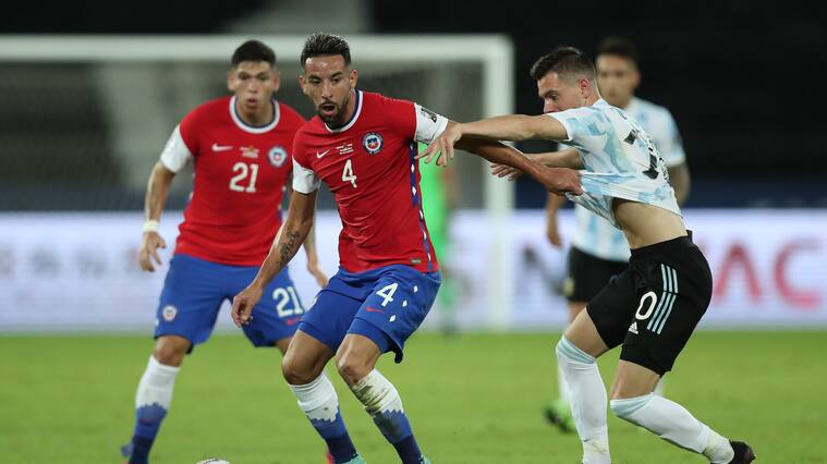RIO DE JANEIRO, BRAZIL - JUNE 14: Mauricio Isla of Chile competes for the ball with Giovani Lo Celso of Argentina during a Group A match between Argentina and Chile at Estadio Olímpico Nilton Santos as part of Copa America Brazil 2021 on June 14, 2021 in Rio de Janeiro, Brazil. (Photo by Buda Mendes/Getty Images)