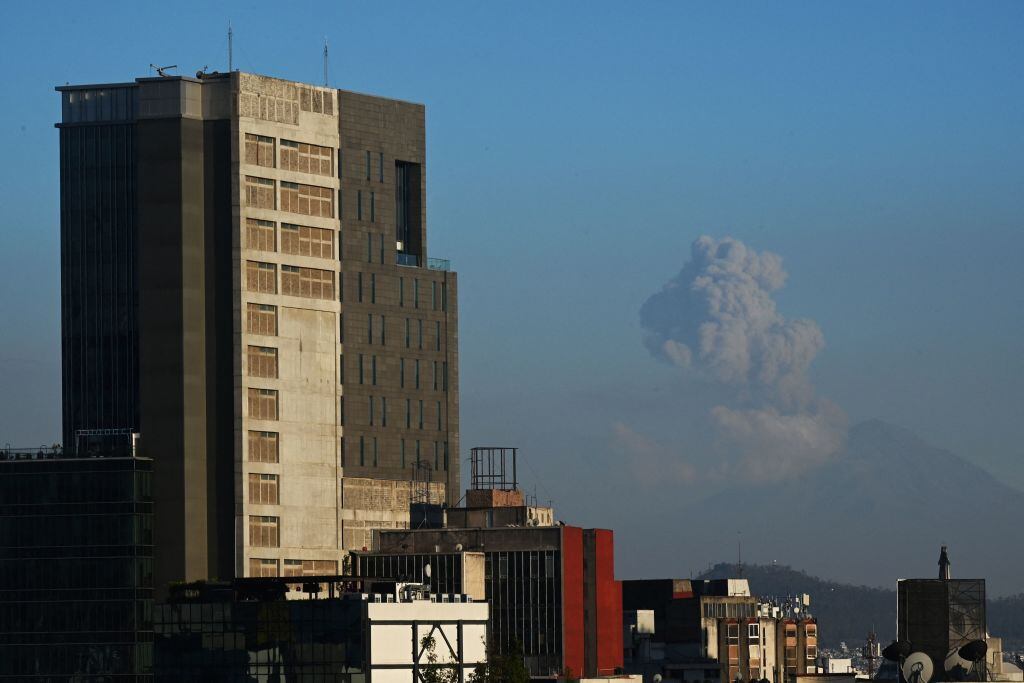 Las cenizas del volcán Popocatépetl llegan hasta la capital de México