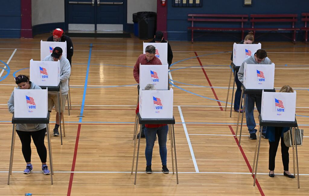 Votantes entregan sus preferencias en una ciudad del estado de Maryland