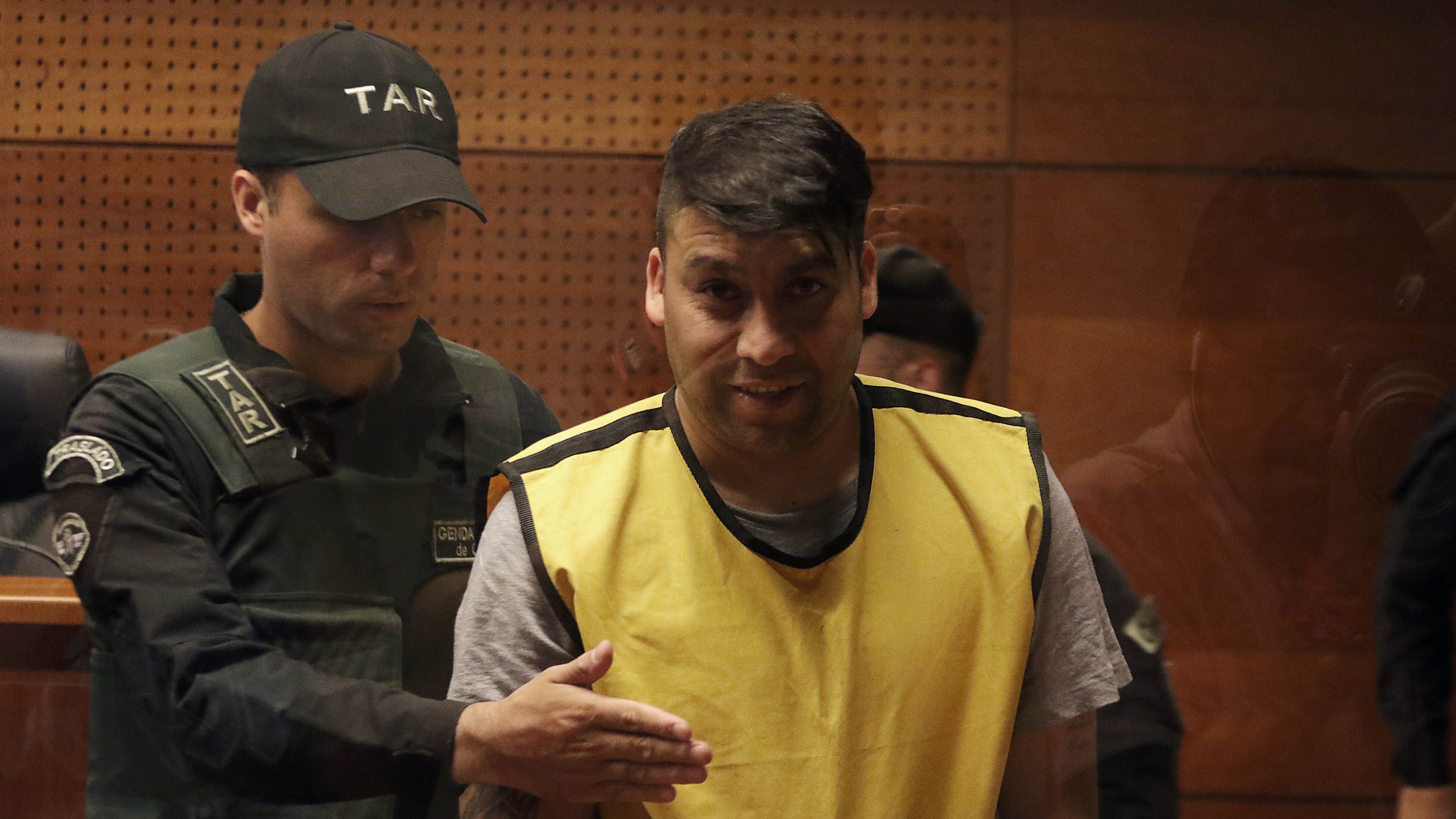 07 de Febrero de 2020/SANTIAGOEl imputado (c) sonre a las cmaras presentes, durante la formalizacin en el Centro de Justicia del ex futbolista Luis Nuez, quien permanec prfugo por el delito de homicidio
FOTO: FRANCISCO CASTILLO/AGENCIAUNO