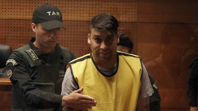07 de Febrero de 2020/SANTIAGOEl imputado (c) sonre a las cmaras presentes, durante la formalizacin en el Centro de Justicia del ex futbolista Luis Nuez, quien permanec prfugo por el delito de homicidio
FOTO: FRANCISCO CASTILLO/AGENCIAUNO