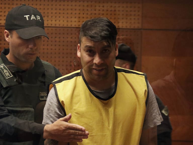 07 de Febrero de 2020/SANTIAGOEl imputado (c) sonre a las cmaras presentes, durante la formalizacin en el Centro de Justicia del ex futbolista Luis Nuez, quien permanec prfugo por el delito de homicidio
FOTO: FRANCISCO CASTILLO/AGENCIAUNO