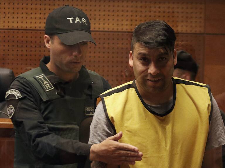 07 de Febrero de 2020/SANTIAGOEl imputado (c) sonre a las cmaras presentes, durante la formalizacin en el Centro de Justicia del ex futbolista Luis Nuez, quien permanec prfugo por el delito de homicidio
FOTO: FRANCISCO CASTILLO/AGENCIAUNO