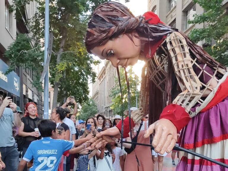 La Pequeña Amal: el símbolo global de los niños refugiados se toma las calles de Chile
