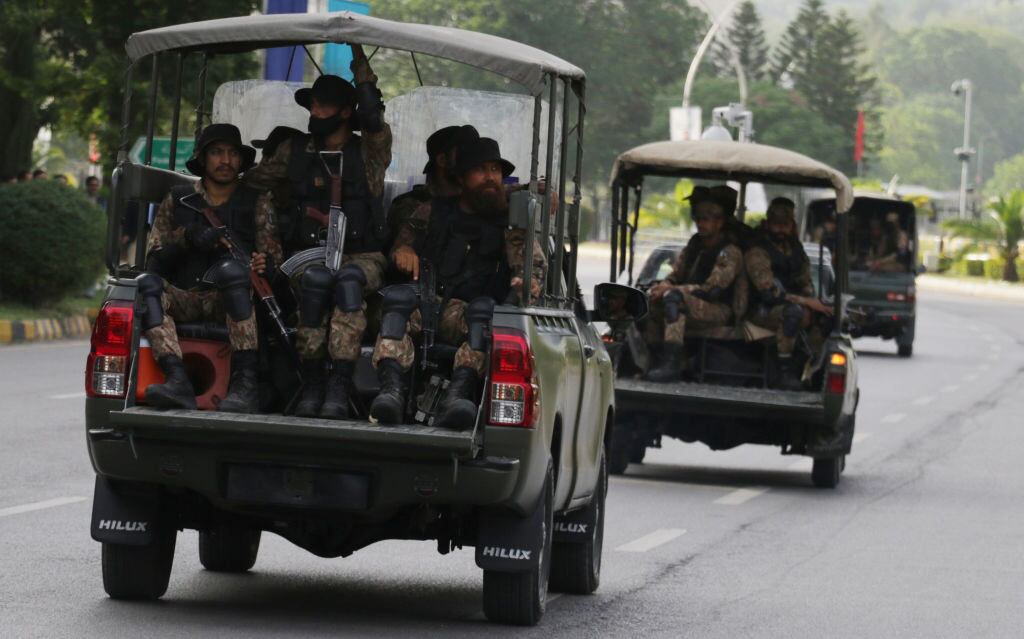 Las fuerzas de seguridad de Pakistán se desplazan en dos vehículos
