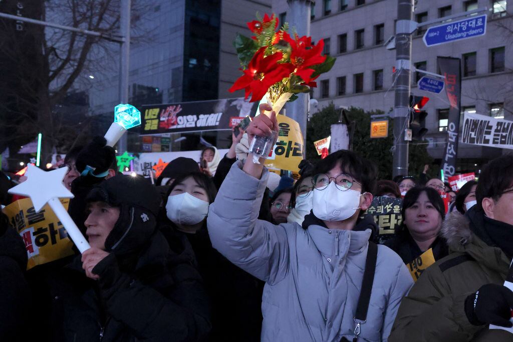 Personas celebran en las calles de Seúl luego que el parlamento destituyera al presidente de Corea del Sur por su fallido intento de aplicar la ley marcial