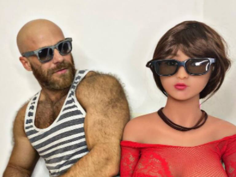 Yuri Tolochko, muñeca inflable.