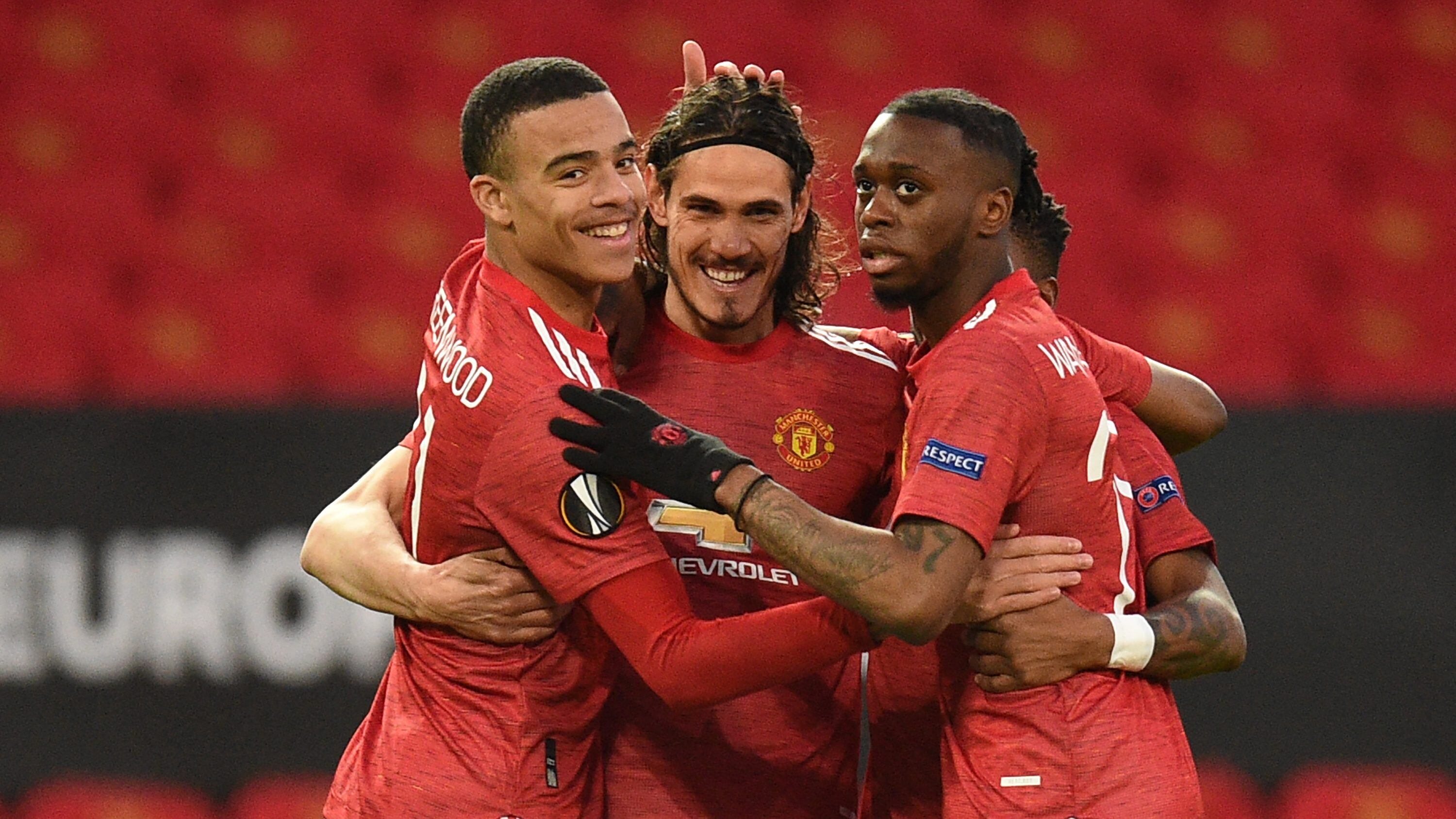Manchester United's Uruguayan striker Edinson Cavani (C) celebrates with teammates after scoring the opening goal of the UEFA Europa league quarter final, second leg football match between Manchester United and Granada at Old Trafford stadium in Manchester, north west England, on April 15, 2021. (Photo by Oli SCARFF / AFP) (Photo by OLI SCARFF/AFP via Getty Images)