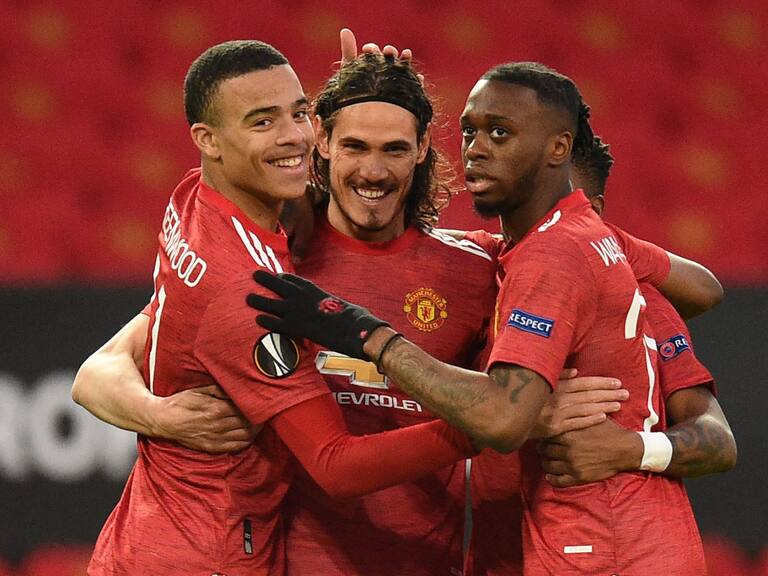 Manchester United's Uruguayan striker Edinson Cavani (C) celebrates with teammates after scoring the opening goal of the UEFA Europa league quarter final, second leg football match between Manchester United and Granada at Old Trafford stadium in Manchester, north west England, on April 15, 2021. (Photo by Oli SCARFF / AFP) (Photo by OLI SCARFF/AFP via Getty Images)