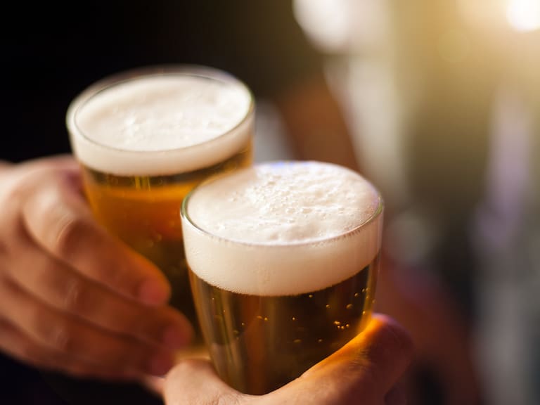 ¿Es más seguro beber cerveza que agua? Esto es lo que descubrió un estudio sobre una antigua práctica