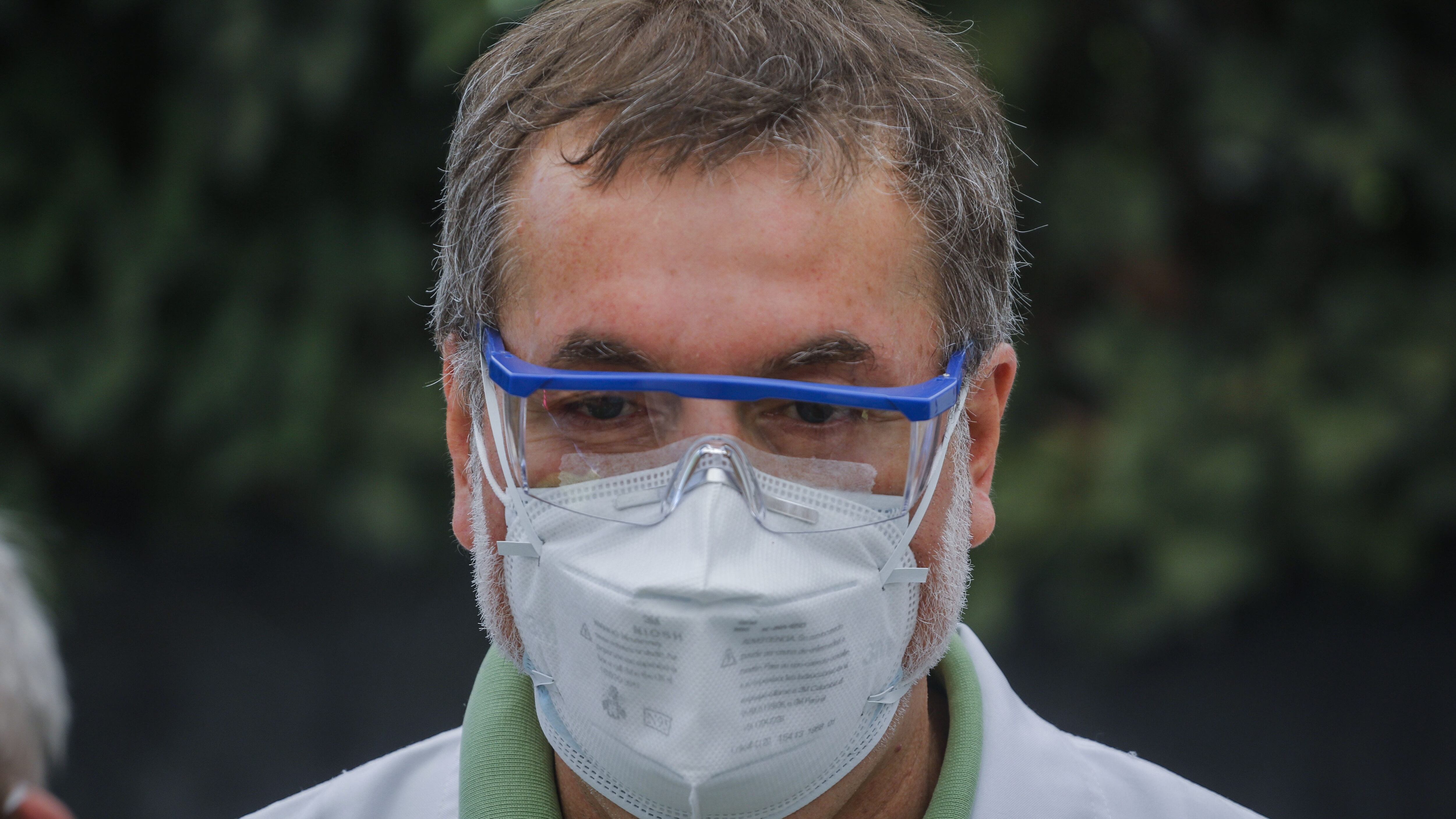 6 de diciembre del 2020/SANTIAGOEl vicepresidente del Colegio Médico, Doctor Patricio Meza durante la revisión oftalmológica a niños, niñas y adolescentes de tres residencias familiares del Sename en Providencia, facilitando su acceso a una atención especializada y de calidad.
FOTO: SEBASTIAN BELTRAN GAETE/AGENCIAUNO
