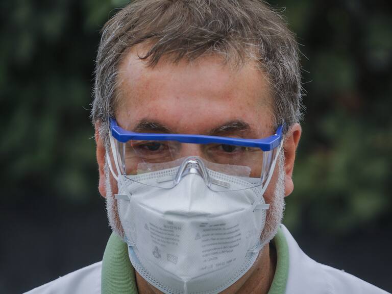 6 de diciembre del 2020/SANTIAGOEl vicepresidente del Colegio Médico, Doctor Patricio Meza durante la revisión oftalmológica a niños, niñas y adolescentes de tres residencias familiares del Sename en Providencia, facilitando su acceso a una atención especializada y de calidad.
FOTO: SEBASTIAN BELTRAN GAETE/AGENCIAUNO