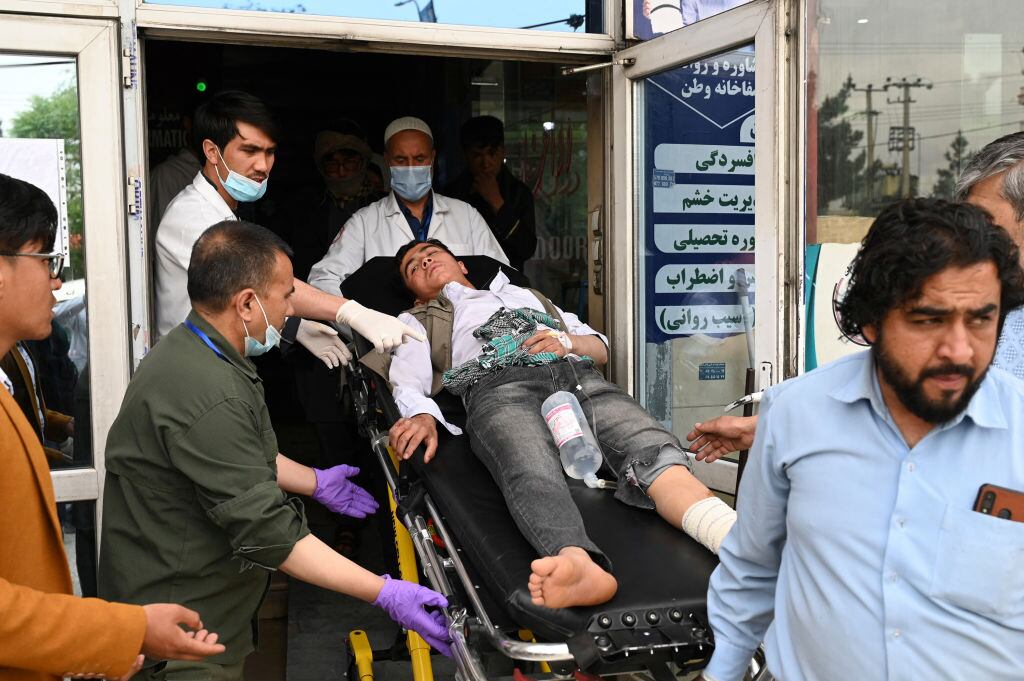 Personal médico traslada a un herido tras el atentado explosivo en Kabul