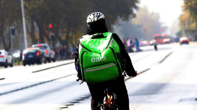 12 de ABRIL de 2019/SANTIAGOSegún datos entregados por las empresas, los repartidores de delivery ya superan los 3 mil en el país, creciendo mensualmente en un 30%.
Respecto al tema, Argentina prohibió los servicios de delivery, determinando que las plataformas no pueden operar hasta que no cumplan con una serie de requerimientos legales. Sin embargo, expertos en Chile coinciden que en nuestro país, no es posible una medida como en el vecino país.
FOTO: HANS SCOTT/AGENCIAUNO