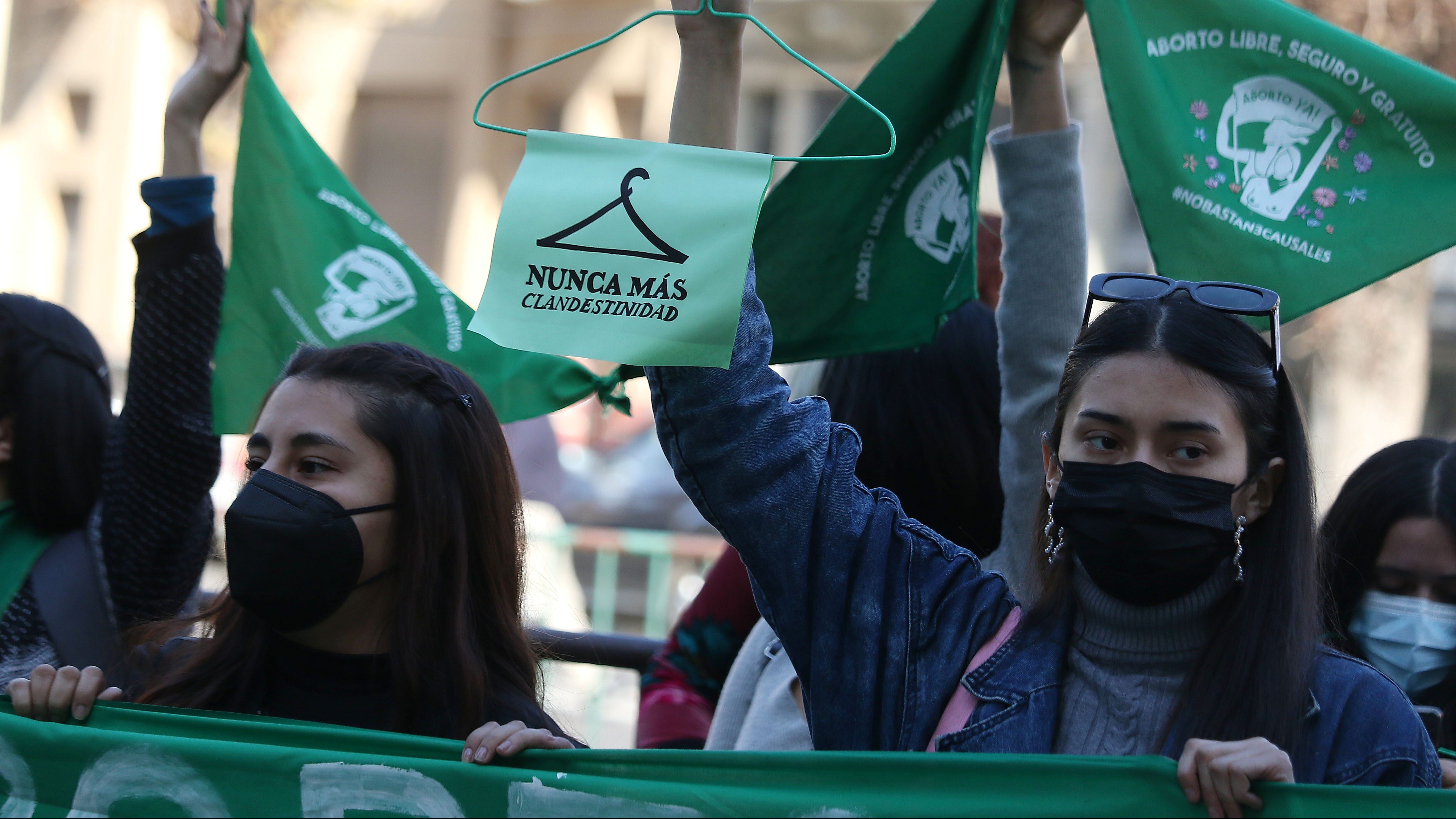Este lunes, por 7 votos contra 6, la comisión de Mujeres de la Cámara de Diputadas y Diputados rechazó la idea de legislar el proyecto de ley que permite la despenalización del aborto.