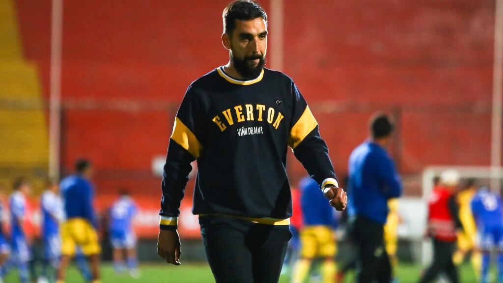 ¿Uno menos para la U? Francisco Meneghini renueva contrato con Everton de Viña del Mar