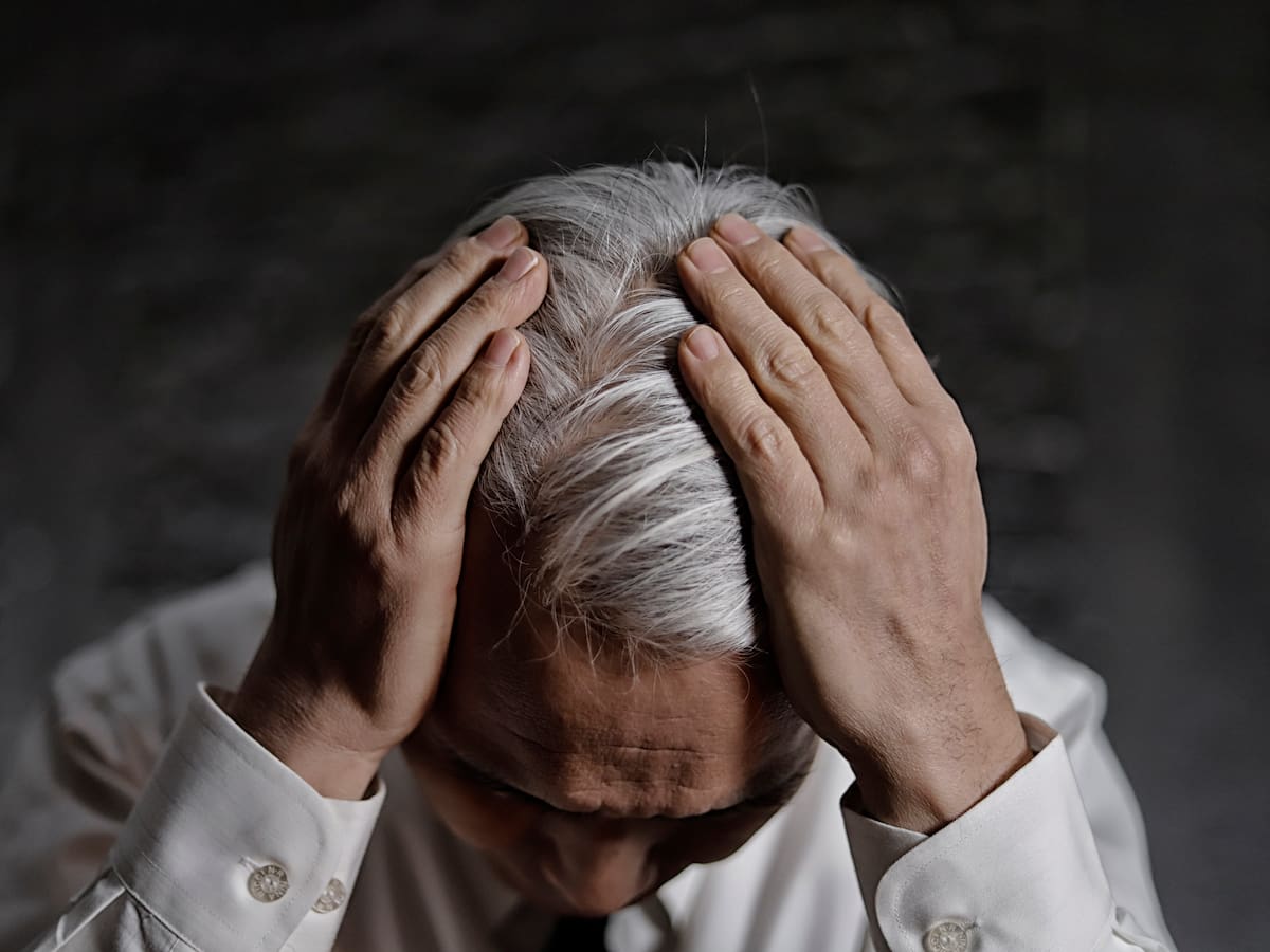 Conoce la vitamina que podría prevenir las canas de forma natural, según la ciencia
