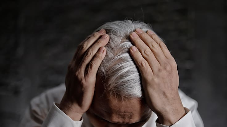 Deshazte de las canas de forma natural y recupera tu color con ingredientes que probablemente ya tienes en casa