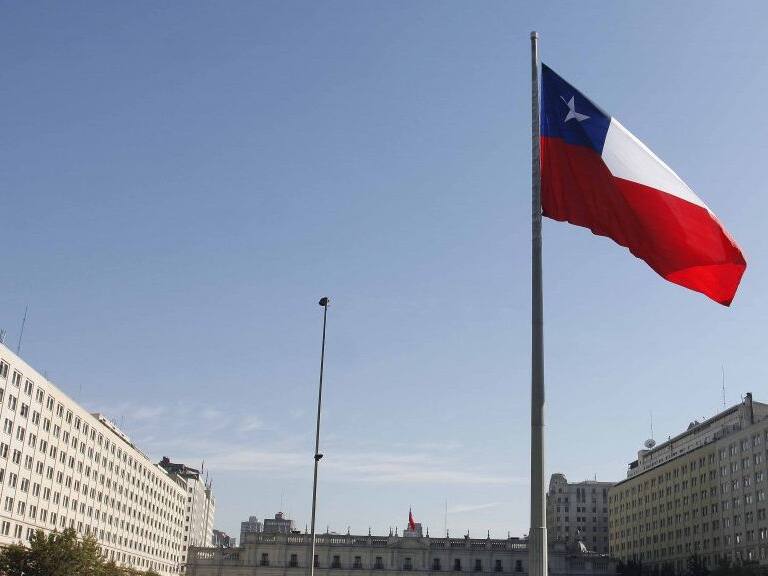 08 DE MARZO DEL 2014/SANTIAGOVista general de la Moneda con la bandera, durante la inauguración de la Gran Explanada del Barrio Cívico, en el marco del Programa Legado Bicentenario, acto que fue presidido por el presidente d ela Republica y autoridades.
FOTO:FRANCISCO SAAVEDRA/AGENCIAUNO