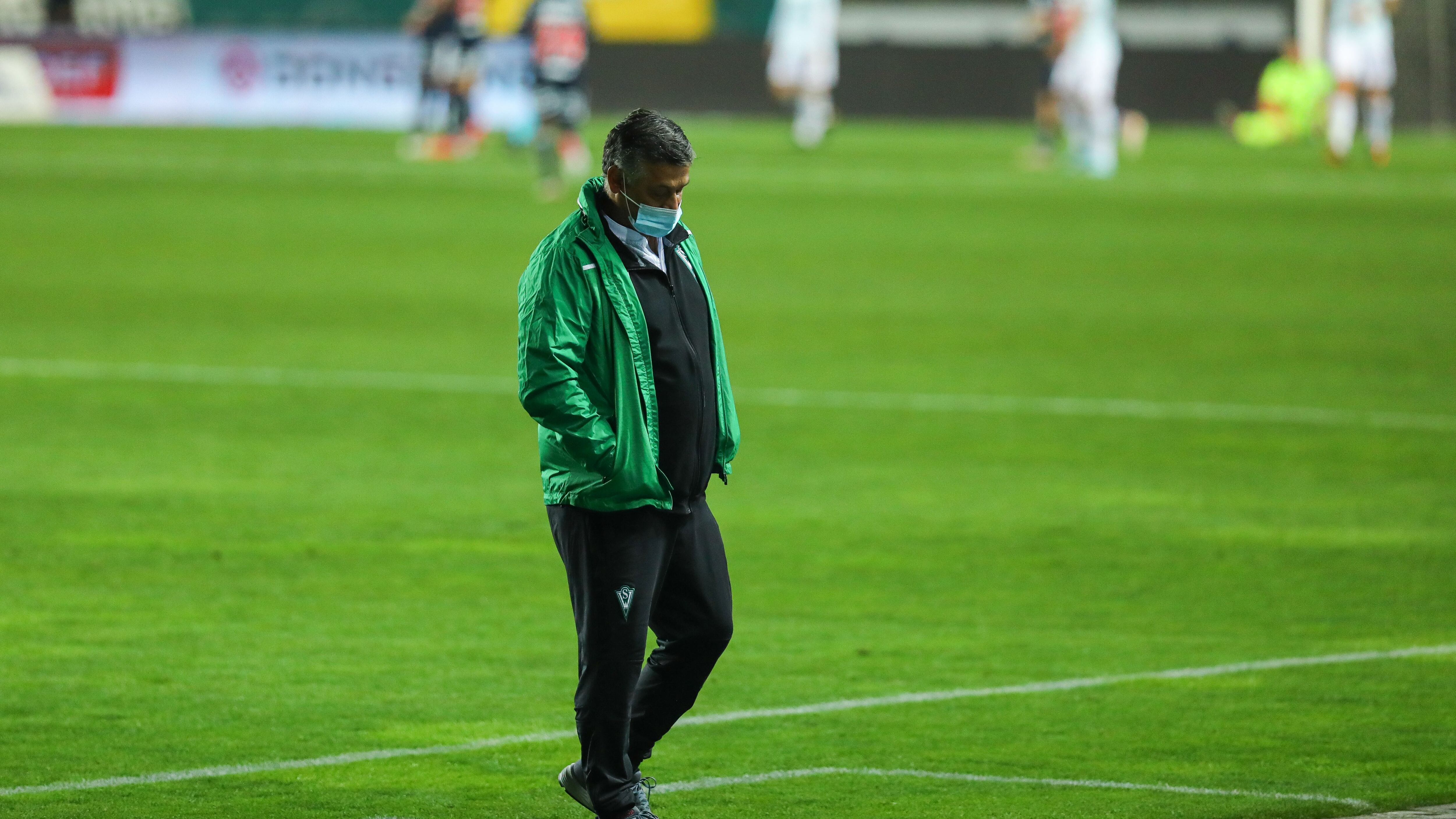 03 DE MAYO DE 2021/RANCAGUAEl jugandor Joaquin Larrivey marca el uno a cero frente a Santiago Wanderers, el Director Tcnico De Santiago Wanderers, Ronald Fuentes (c) se lamenta, durante el partido valido por la sexta fecha del Campeonato Nacional AFP PlanVital 2021, entre Universidad de Chile y Santiago Wanderers, disputado en el Estadio El Teniente.
FOTO: SEBASTIAN ORIA/AGENCIAUNO