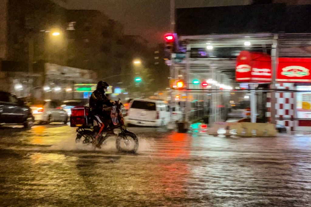 El agua corre por las calles del Bronx tras las fuertes lluvias