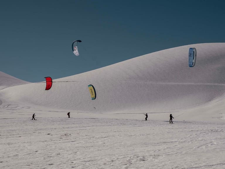Velas, nieve y adrenalina: el espectacular desafío que reunirá a deportistas de cinco países en Chile
