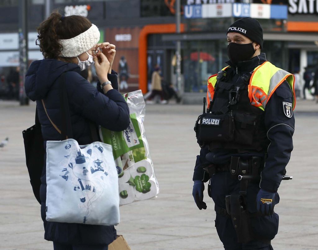 Un policía advierte a una transeúnte en Berlín