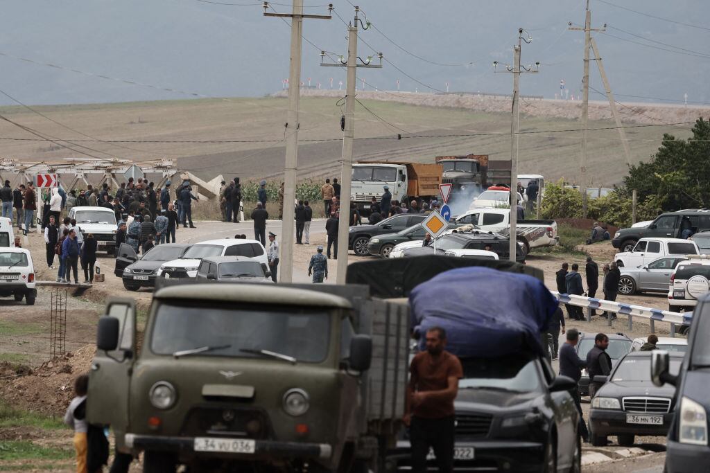El masivo éxodo de armenios en vehículos de todo tipo desde Nagorno Karabaj hacia Armenia