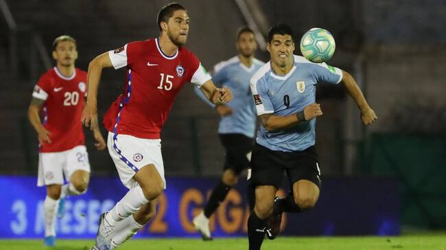 MONTEVIDEO, URUGUAY - OCTOBER 08: Luis Suarez of Uruguay fights for the ball with Francisco Sierralta of Chile during a match between Uruguay and Chile as part of South American Qualifiers for Qatar 2022 at Centenario Stadium on October 08, 2020 in Montevideo, Uruguay. (Photo by Raul Martinez -Pool/Getty Images)