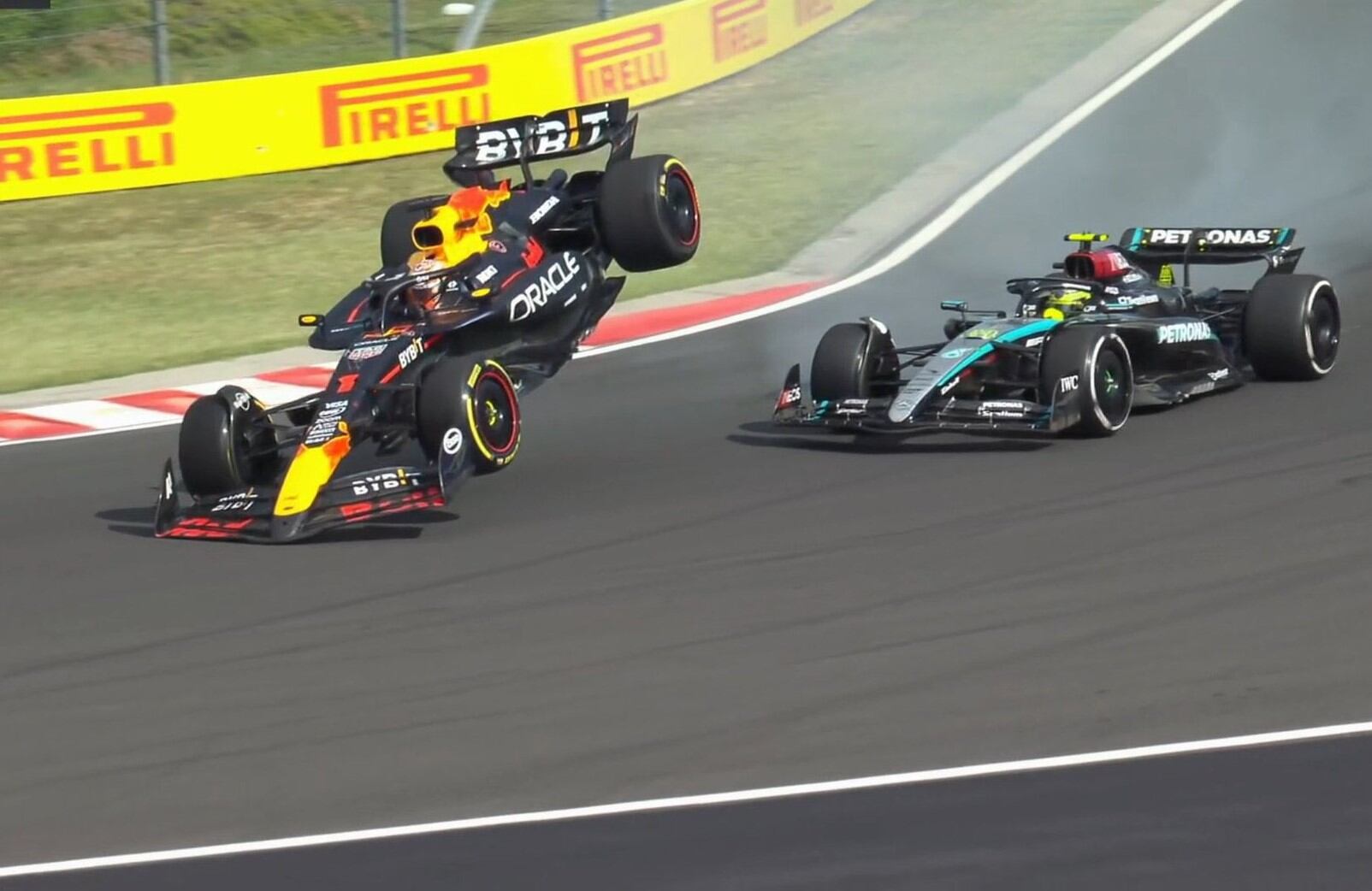 Comisarios dejan sin sanción a Verstappen y Hamilton por choque en Hungría, pero apuntaron al británico | Captura de pantalla