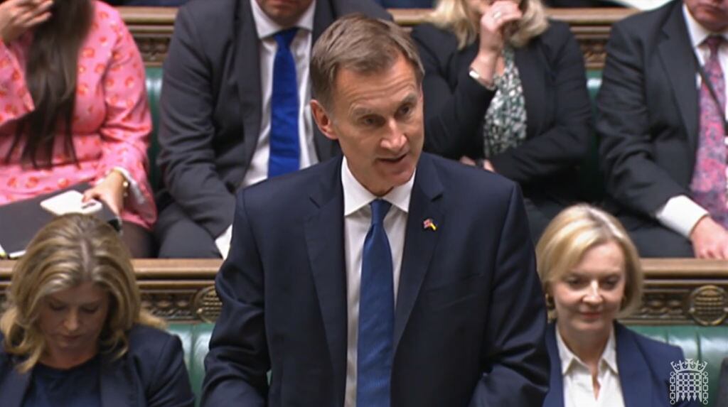 El nuevo ministro de finanzas británico, Jeremy Hunt, ante el parlamento