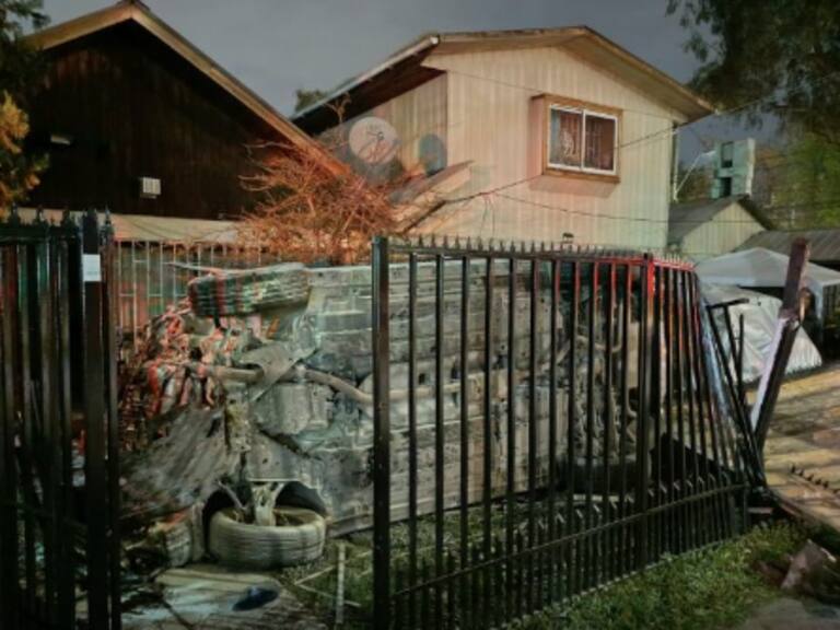 Motociclista muere tras choque con auto en Maipú: vehículo encargado por robo cruzó en rojo e impactó al individuo