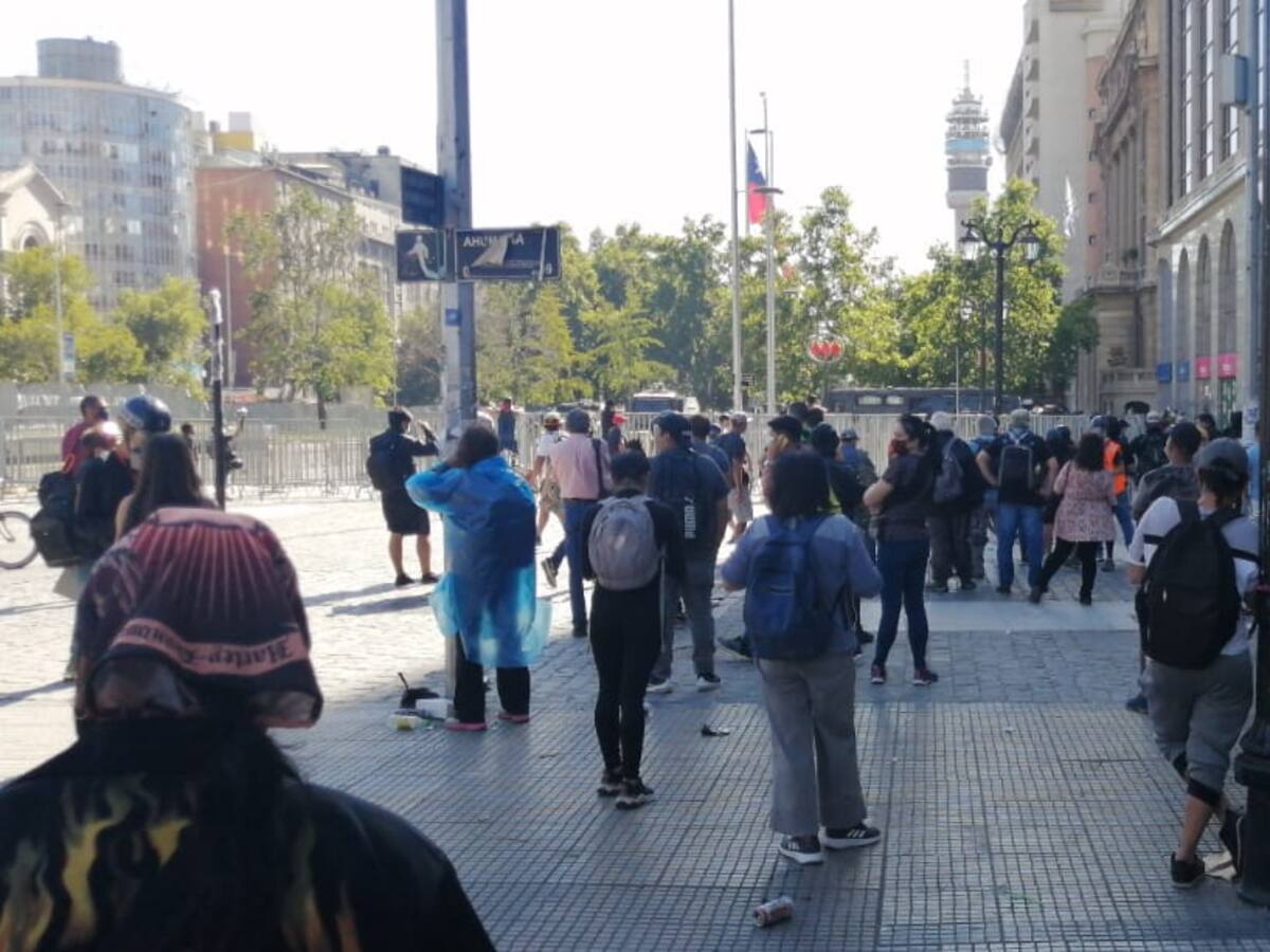 Incidentes en el centro de Santiago: Desconocidos saquearon tienda de retail en la Alameda