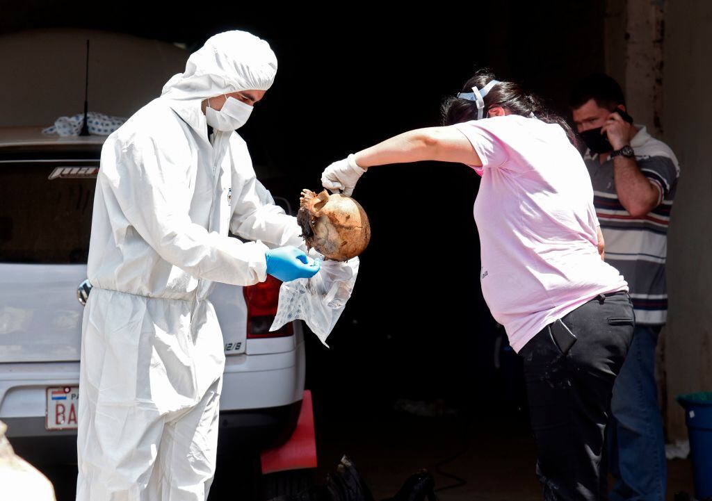 Peritos forenses reúnen los cuerpos de los migrantes hallados en Asunción