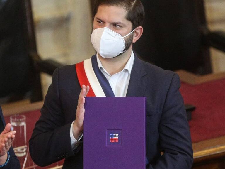 Presidente Boric llama a no debatir “sobre distorsiones” tras recibir propuesta de Constitución