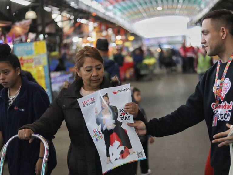 «Afichetón ciudadana»: voluntarios se despliegan por Santiago por la Teletón 2023