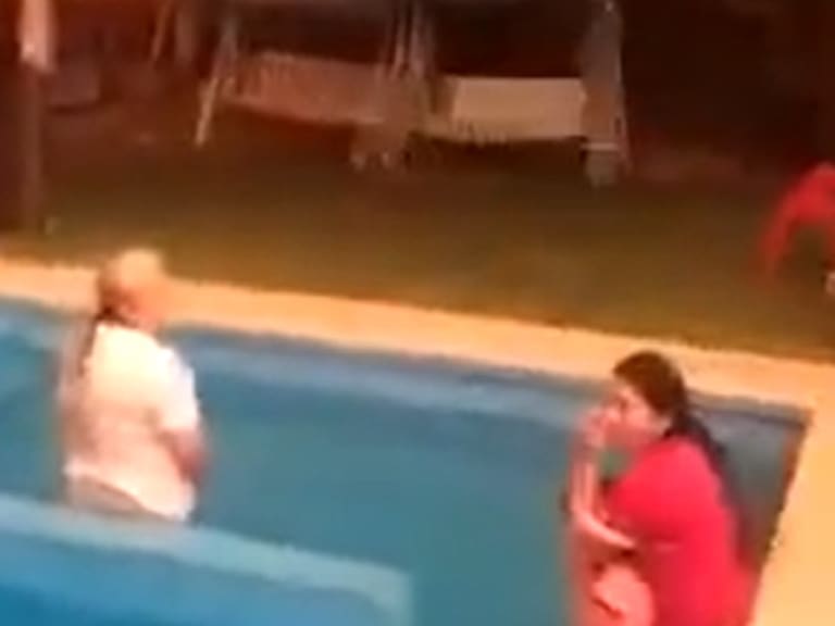 Desgarrador registro: Familia se refugió en piscina para esconderse de incendio en Santa Juana