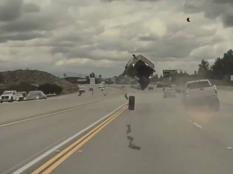 ¡Impactante accidente en Los Angeles! auto sale volando en una carretera de Estados Unidos