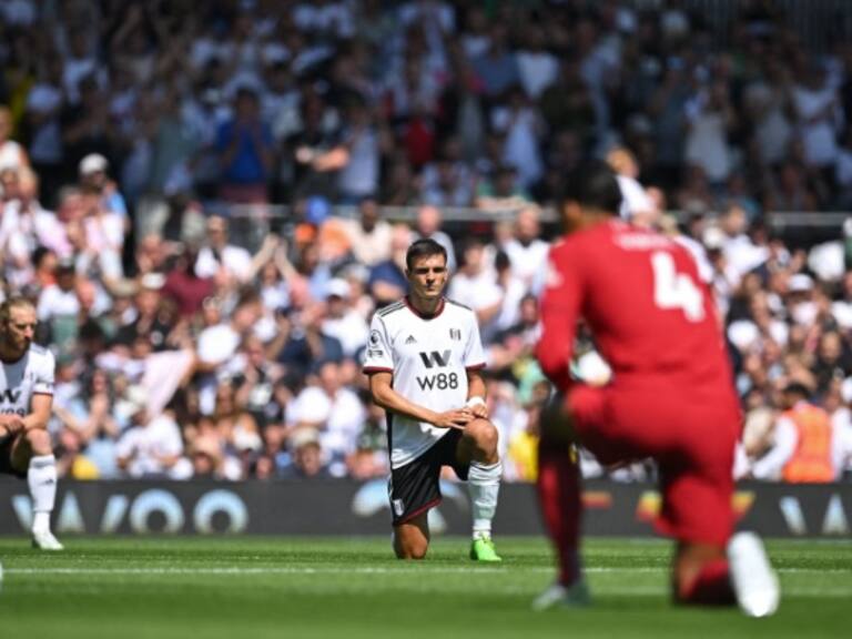 Jugadores de Premier League retomarán el gesto de arrodillarse en mensaje contra el racismo