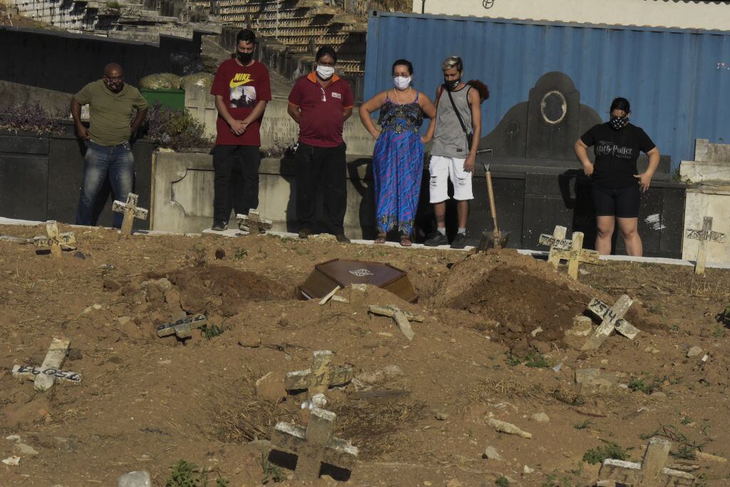 Familia observa el funeral de una víctima del Covid-19 en Río de Janeiro