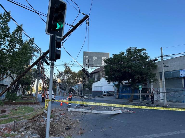 Choque en Bellavista termina con caída de poste de luz: tránsito se encuentra interrumpido