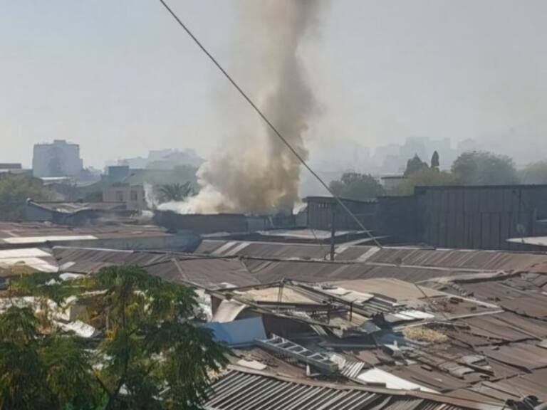 Incendio afecta vivienda en Santiago: emergencia movilizó a nueve compañías de Bomberos