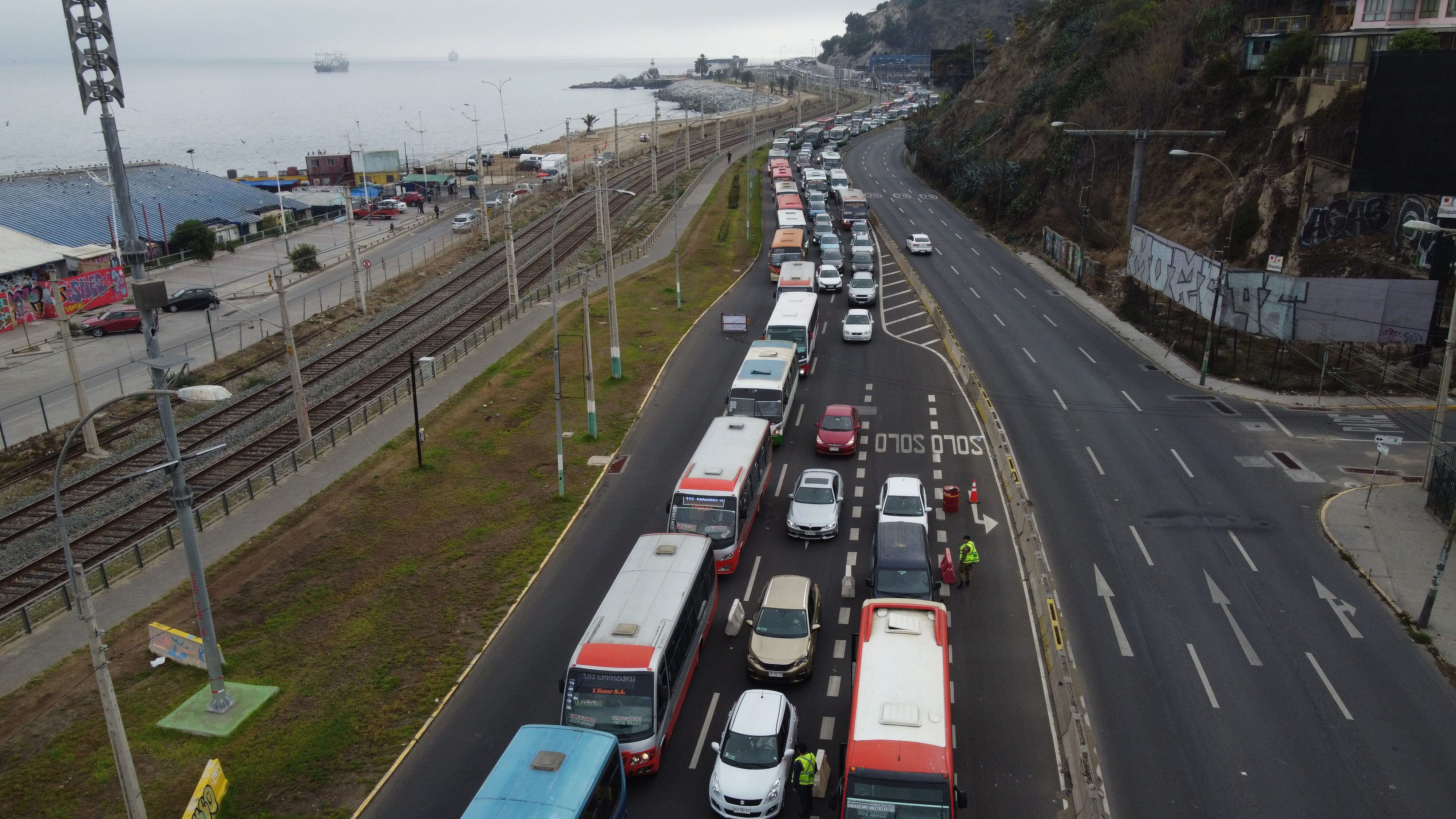 11 DE MARZO DE 2021/VALPARAISOVista aerea del control sanitario en avenida España, a la altura de Caleta Portales, en el marco del reinicio de la cuarentena total en la comuna de Valparaiso, en medio de la pandemia por el Coronavirus.
FOTO: LEONARDO RUBILAR CHANDIA/AGENCIAUNO