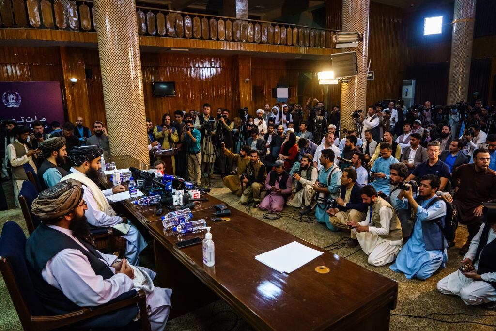 El vocero talibán Zabihullah Mujahid habla con medios en Kabul