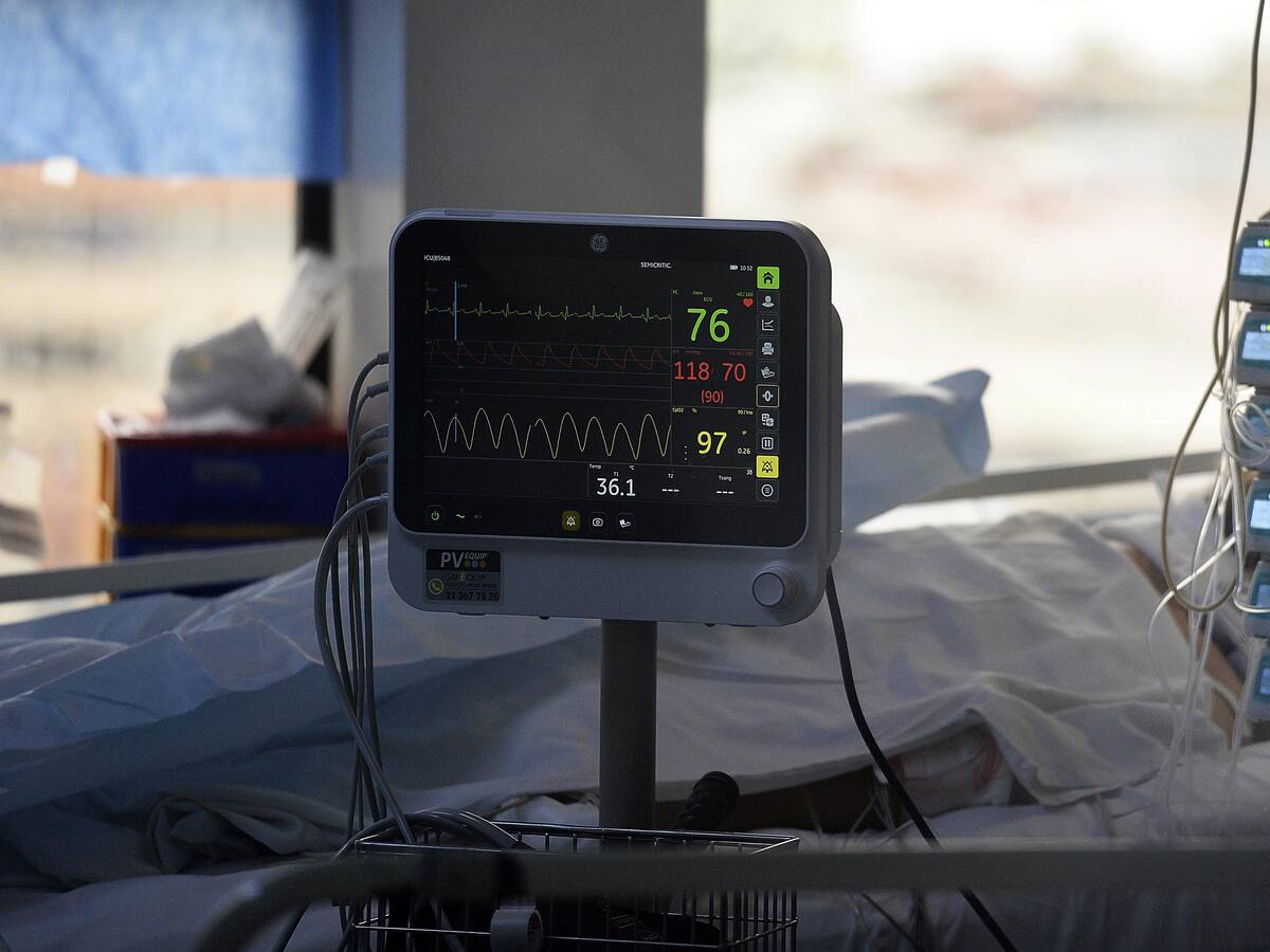 «Es el grupo que más crece»: Minsal anunció que el incremento de pacientes UCI menores de 49 años es de 216%