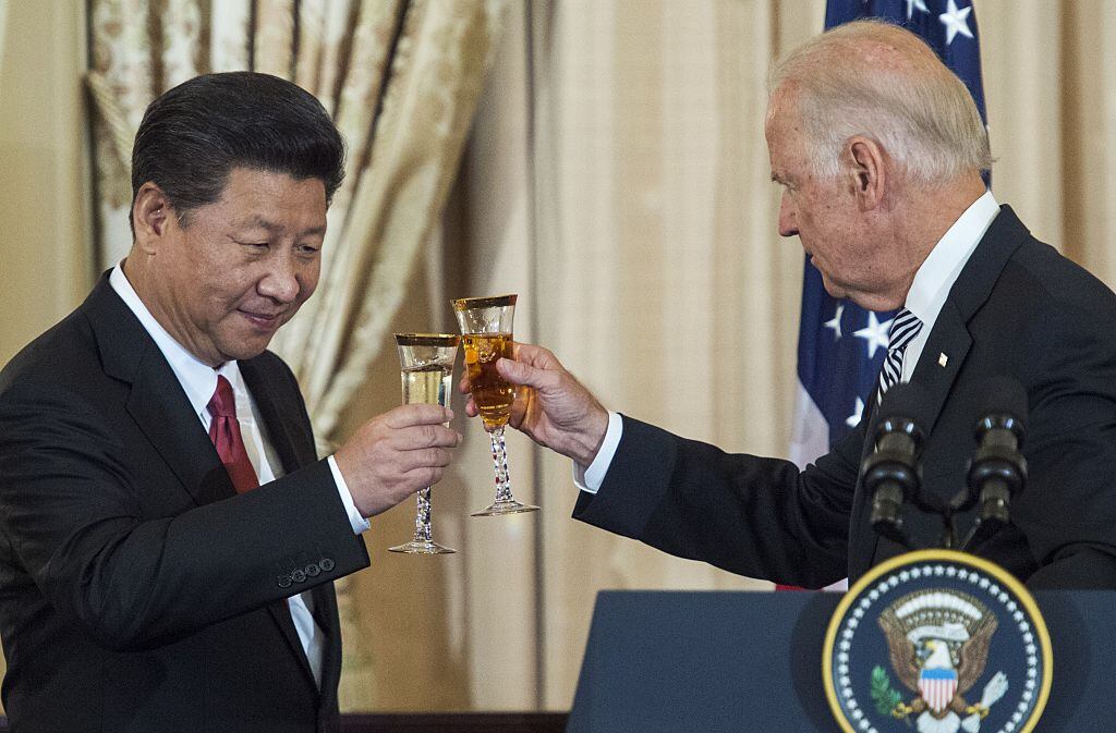 En 2004 en Pekín beben una copa Xi Jinping y Joe Biden