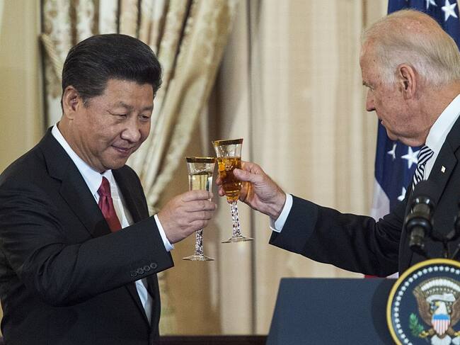 En 2004 en Pekín beben una copa Xi Jinping y Joe Biden